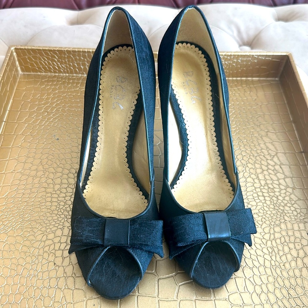 BCBG Crocodile Pattern Fabric Peep Toe 3” Heels. Great Condition! Leather Upper